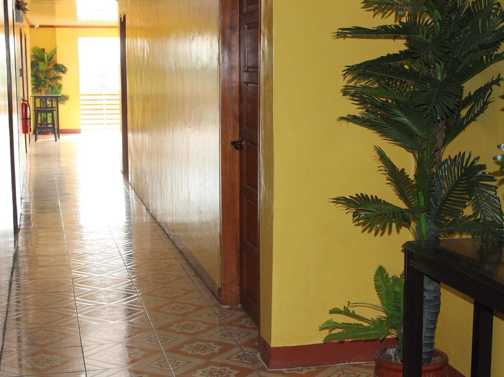 Reddoorz Near Golden Sarok Shrine Hotel Kalibo Bagian luar foto