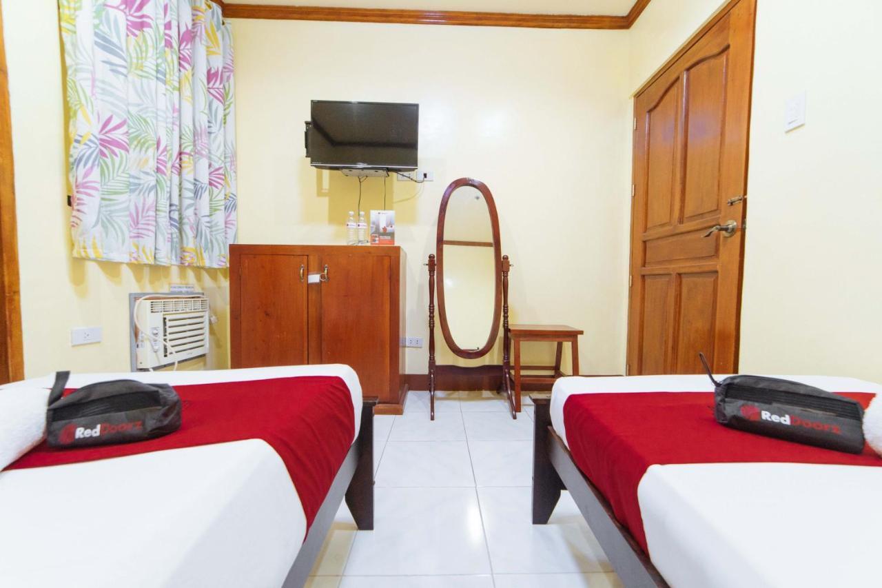 Reddoorz Near Golden Sarok Shrine Hotel Kalibo Bagian luar foto